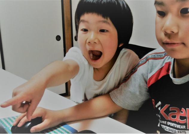教室でパソコンに向かい、楽しそうに学ぶ子どもたち